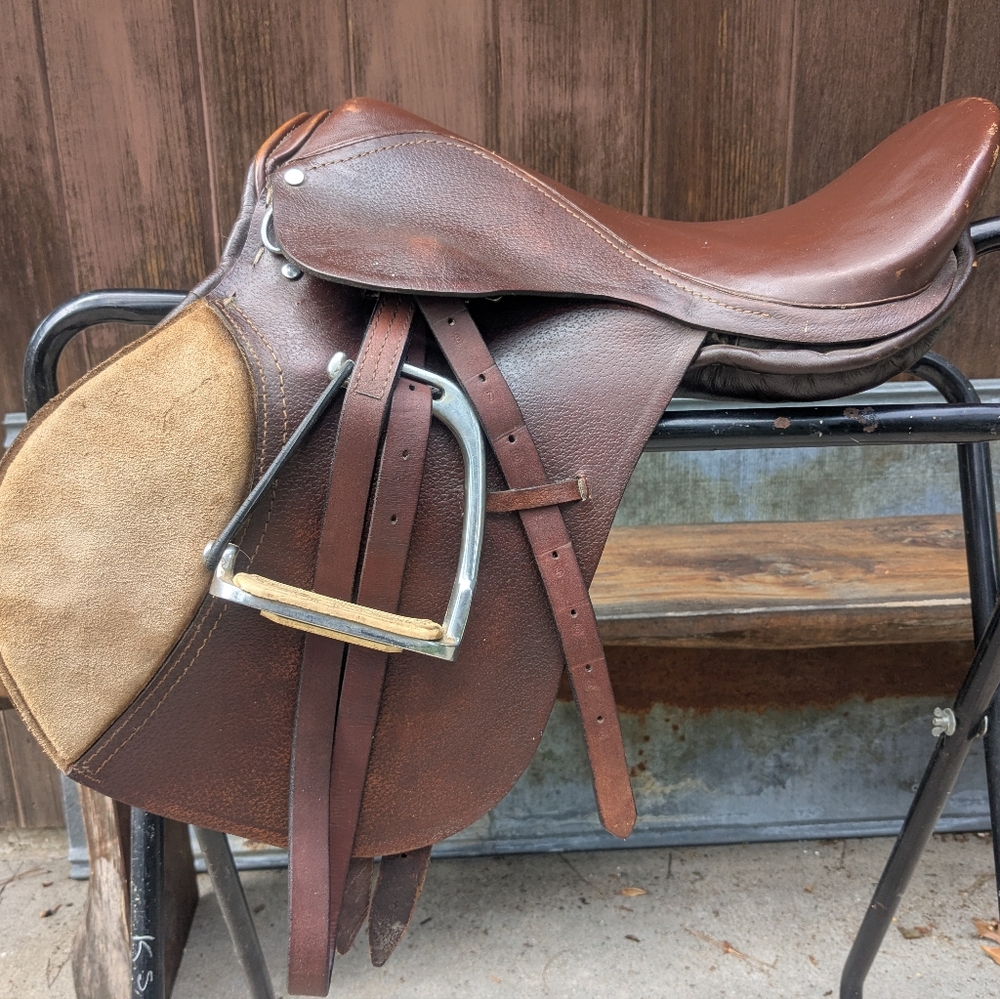 Unbranded Kids Flat/Jump English Saddle – 16" seat, suitable for smaller riders.